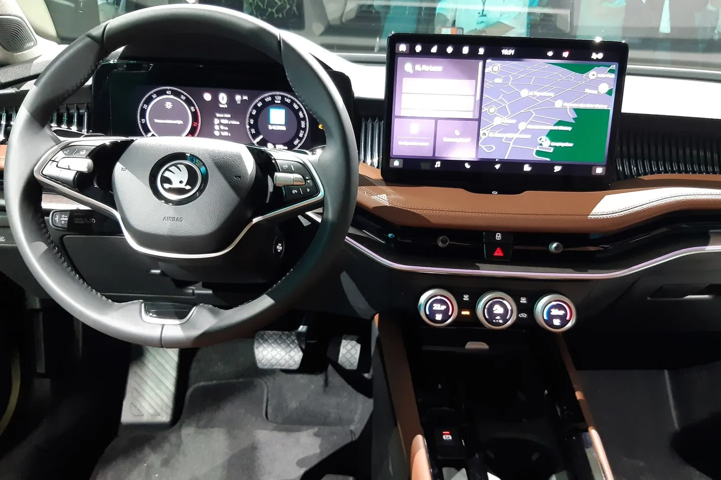 Neues Bedienkonzept im Skoda Superb mit bis zu 13 Zoll großem Touchscreen und digitalen Drehreglern, den sogenannten Smart Dials.